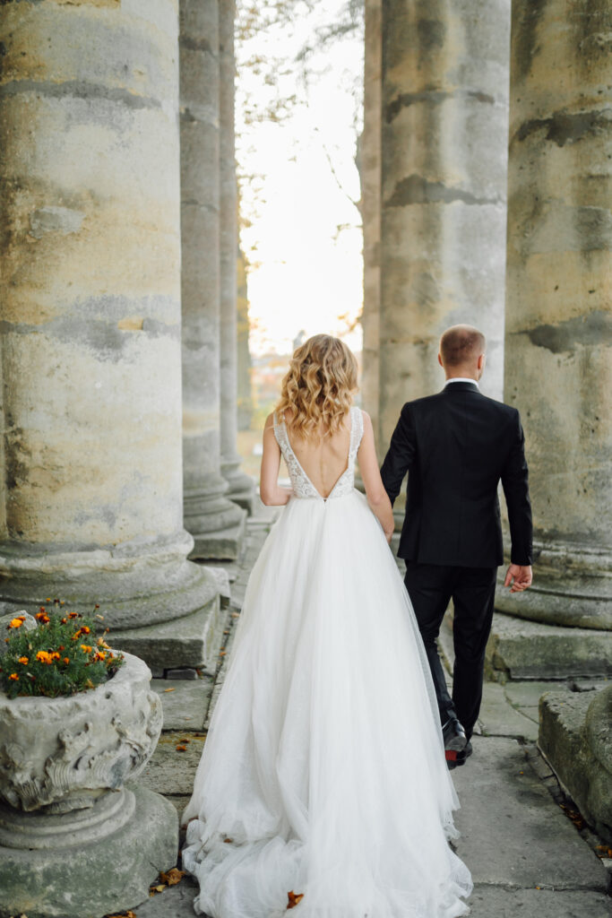 Glückliches Brautpaar weil sie die dank der Hochzeitsprofis Akademie ihren Trauredner gefunden hat